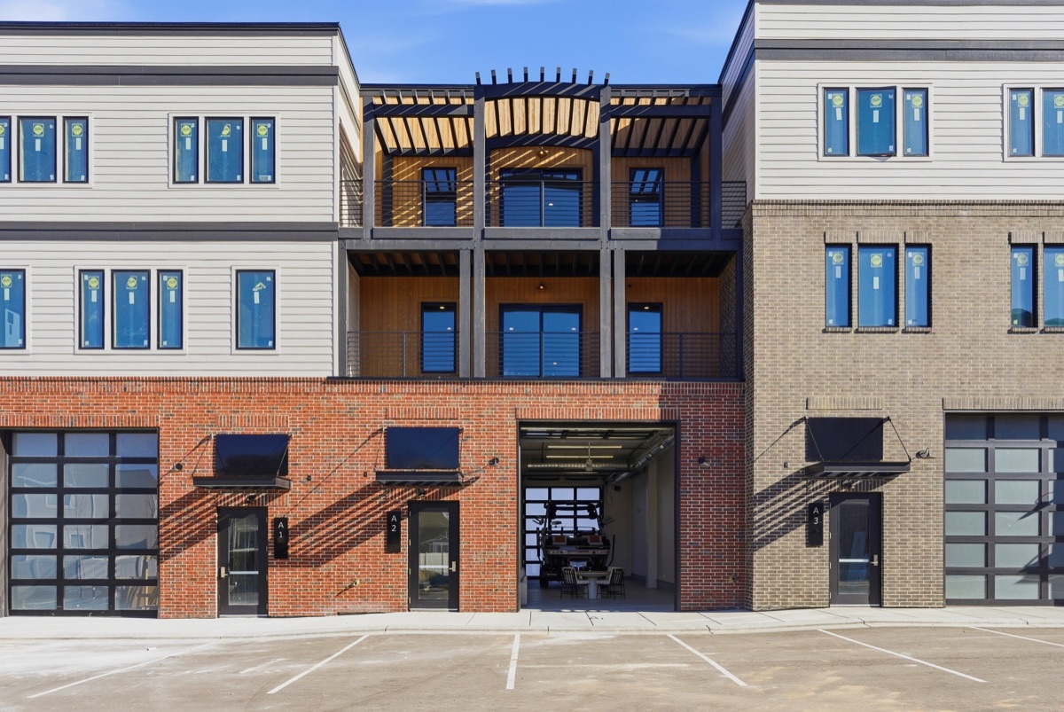 Mountain View Commons — ground-up commercial flex space with retail bays and upper-level offices.